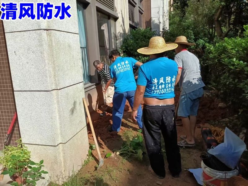 签约成功：大亚湾龙光城北9区龙公馆袁先生的别墅外围花带地下水往室内渗漏房间地脚线、走廊地脚线、卫生间地面漏水防水补漏维修